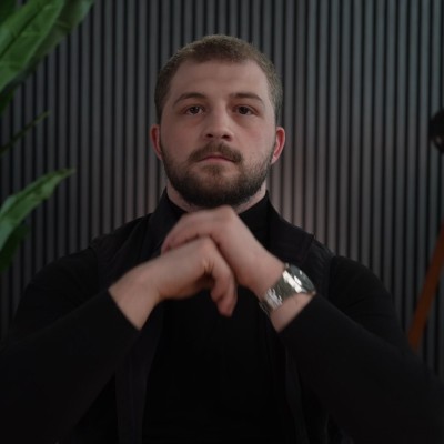 Hunter Ezra, founder of Ariyel